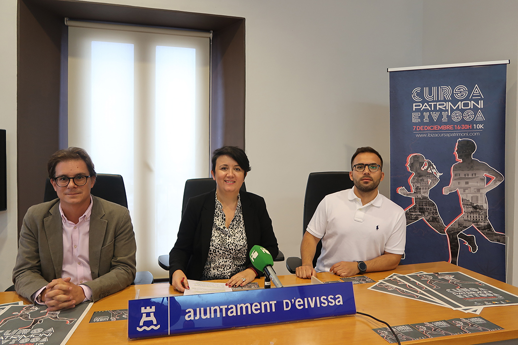 La tinent d’alcalde, Elena López; el conseller d’Esports, Salvador Losa, i el responsable del Club d’Atletisme Pitiús, Joan Roig 